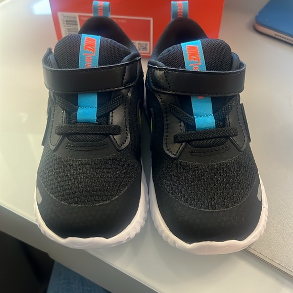 Nike, kids sneaker, NWT, size 9c - Picture 3 of 6